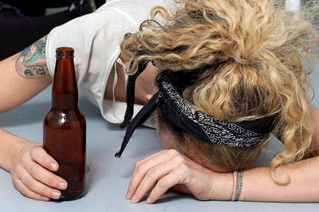 Хотите меньше пить или оставаться трезвым? Вот как справиться с социальным давлением!