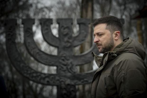 Зеленский призывает мир бороться с "ненавистью", поскольку Путин распространяет ложь о "неонацистах в Украине" в День памяти жертв Холокоста