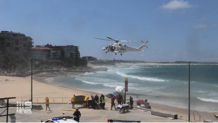 Мужчина умирает после того, как его вытащили из воды на пляже Сиднея