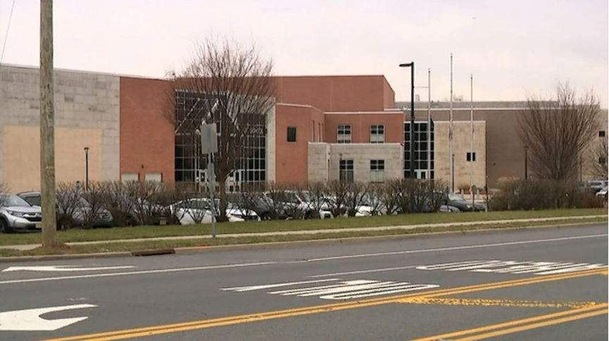 Полиция: 29-летняя женщина выдавала себя за подростка, чтобы поступить в среднюю школу