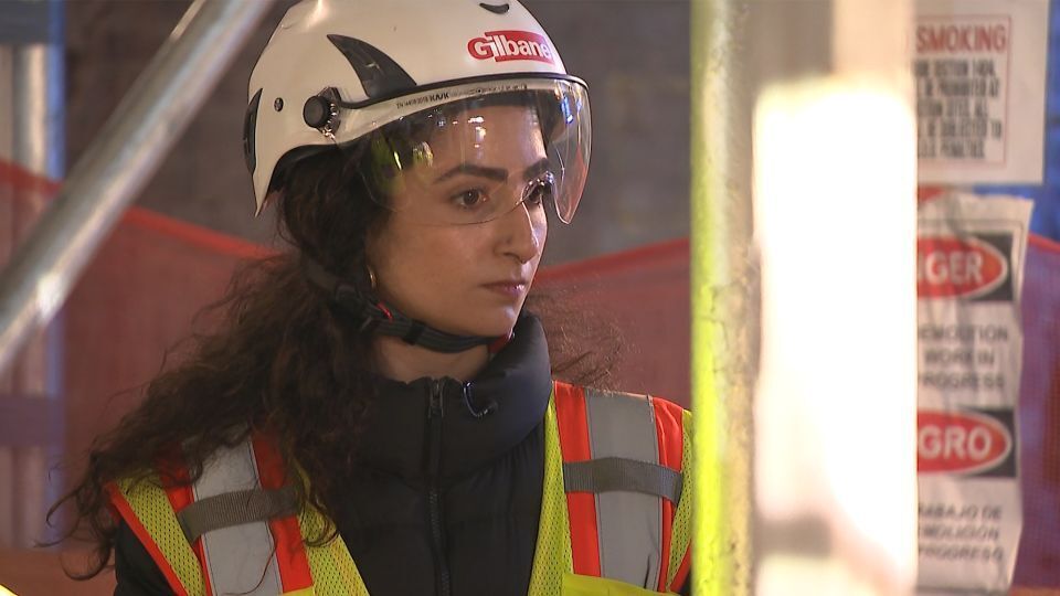 По мере того, как все больше мужчин покидают рабочие места, на их место приходят женщины