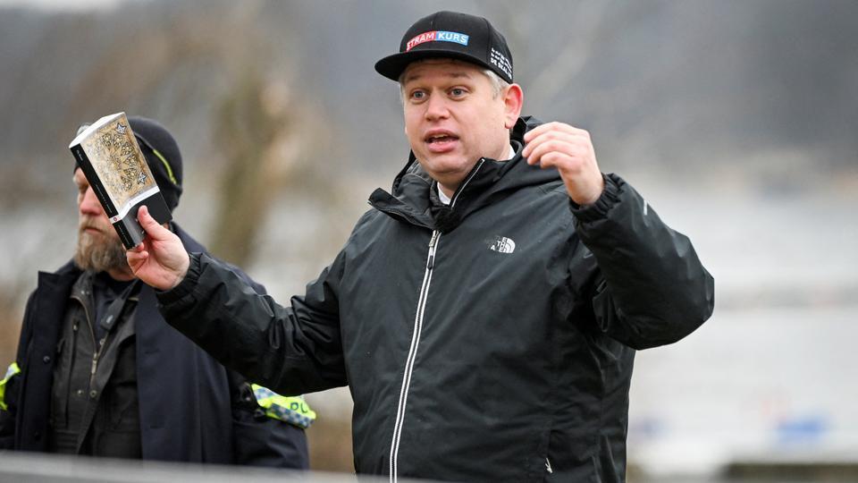 Крайне правый политик снова сжигает копии Корана в Дании