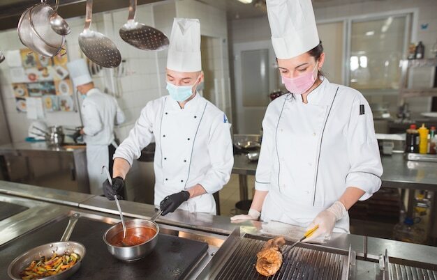 Команда поваров обучена различным техникам приготовления с использованием качественных ингредиентов и времени приготовления.