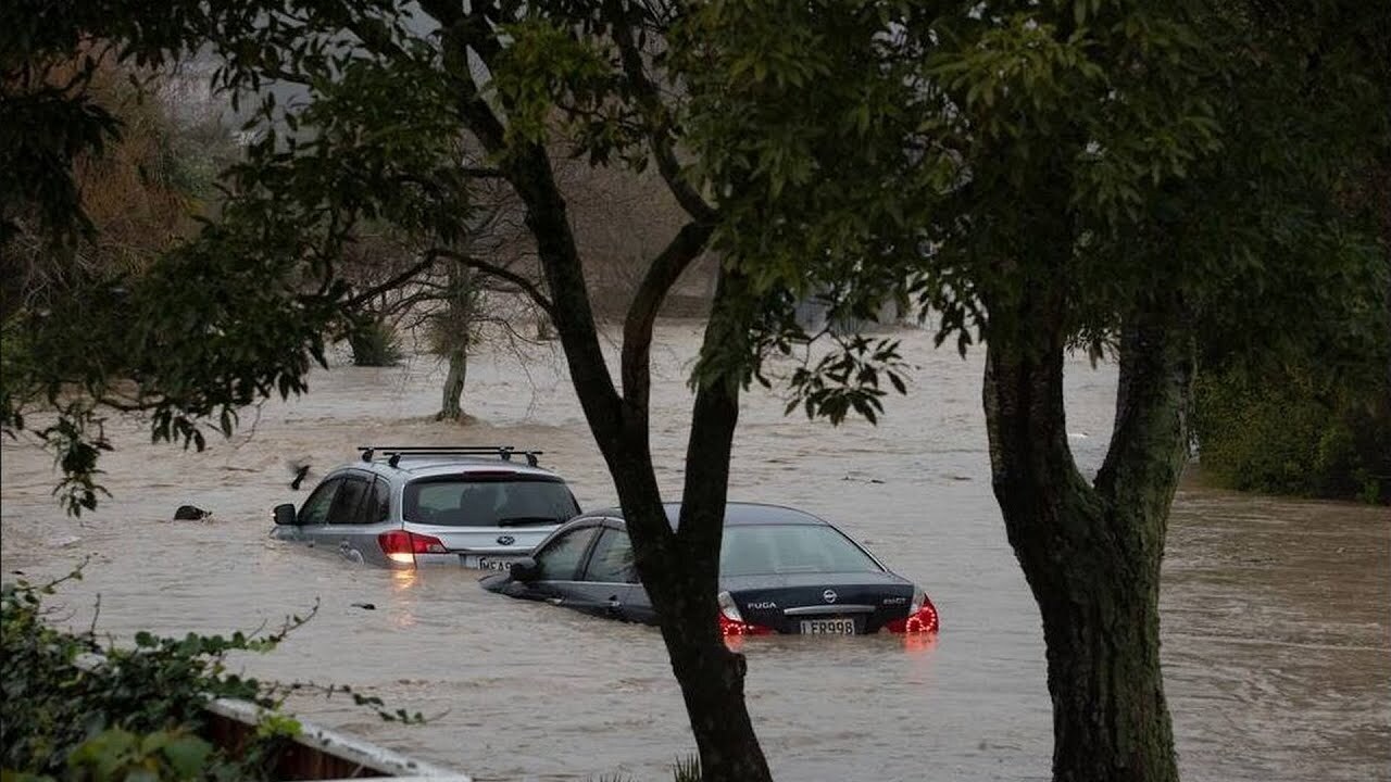 !!!Наводнение в Окленде: Проливные дожди убили 3 человек, эвакуация и мероприятия отменены.