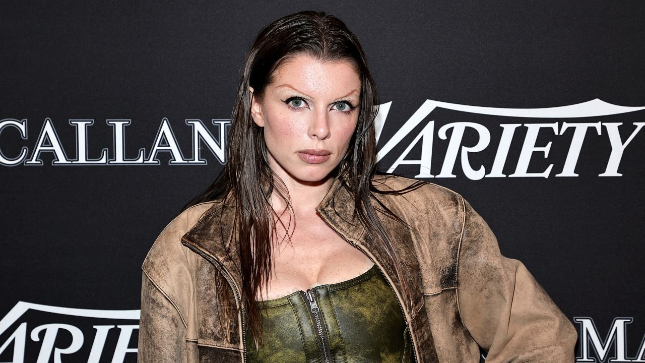 Я знаю, что меня поджарят: Джулия Фокс демонстрирует крошечную квартиру в Нью-Йорке во время тура TikTok