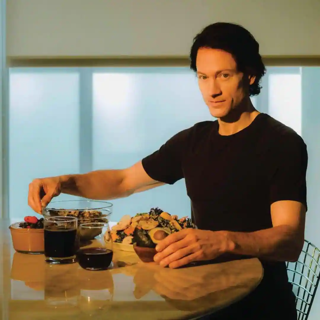 Этот человек молодеет с каждым днем, а эксперимент стоит 2 миллиона долларов в год