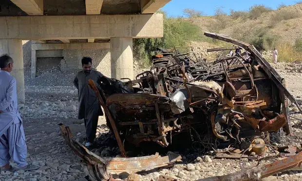 Десятки людей, включая детей, погибли в результате крушений автобусов и лодок в Пакистане