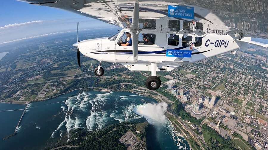 Семья из пяти человек облетела вокруг света на крошечном самолете