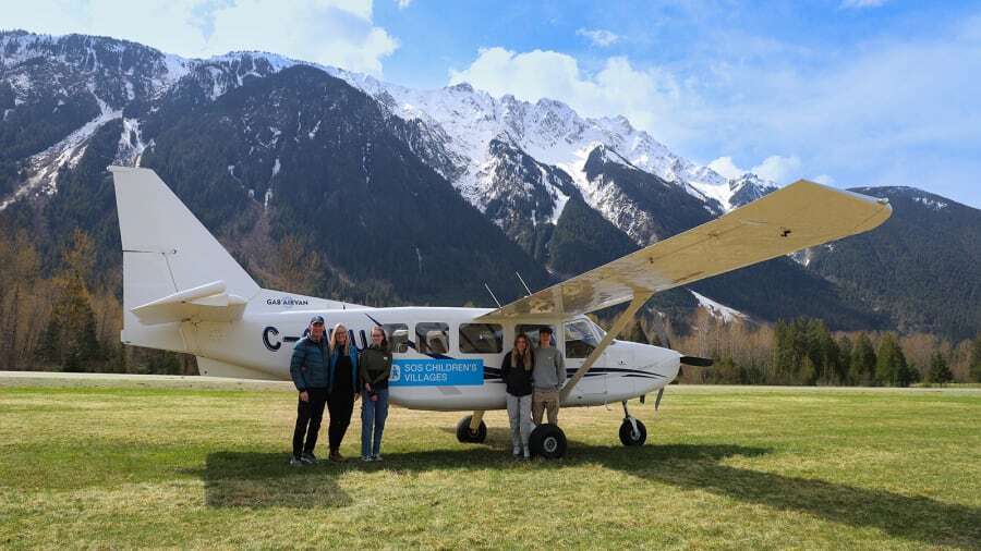 Семья из пяти человек облетела вокруг света на крошечном самолете