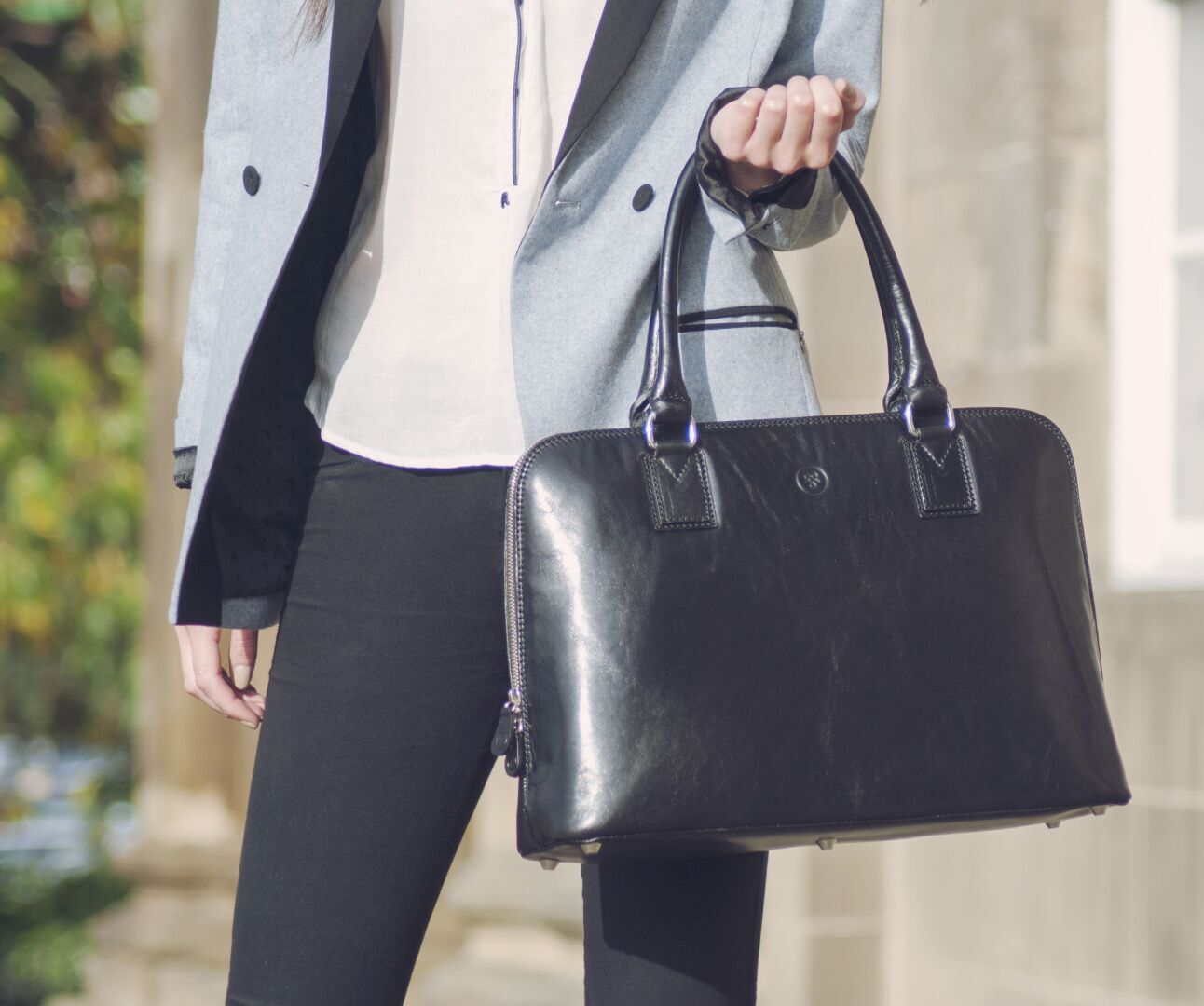 Какие необходимые вещи должны быть в сумочки у каждой женщины.