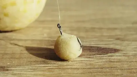 Готовим хлеб для рыбной ловли на поплавочную удочку.