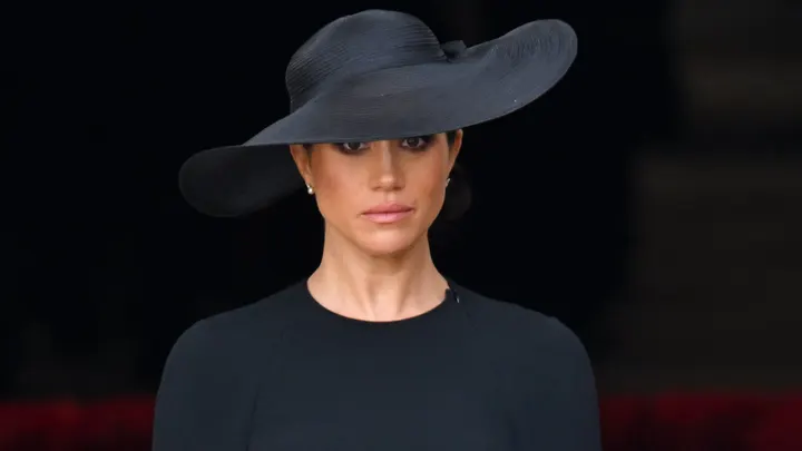 Меган Маркл и принц Гарри вели себя как "пара подростков", утверждают источники во дворце в новой взрывоопасной книге