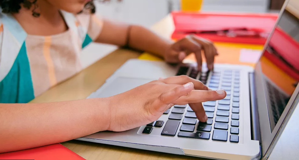 С девяти лет дети сталкиваются с порнографией.