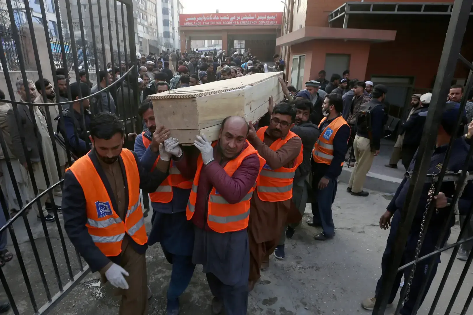 Взрыв террориста-смертника пролил слезы через пакистанскую мечеть, погибли десятки человек.