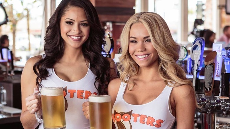 Реальная причина исчезновения Hooters по всей стране