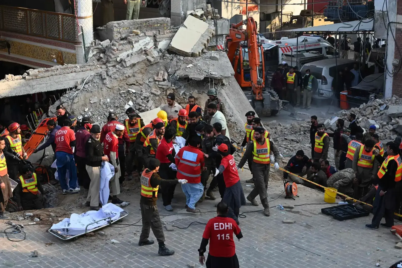 Взрыв террориста-смертника пролил слезы через пакистанскую мечеть, погибли десятки человек.