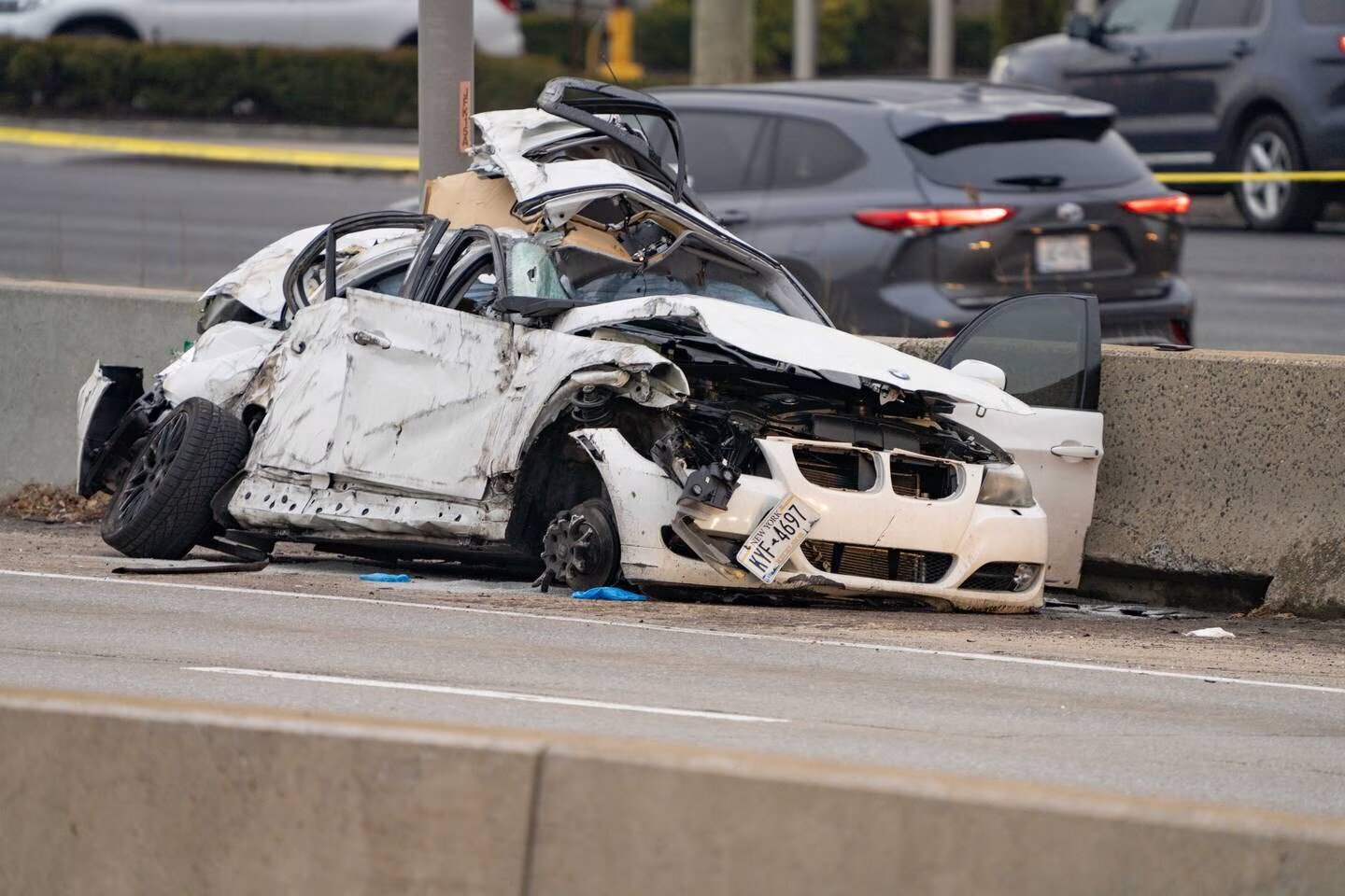 Два молодых пассажира BMW погибли возле аэропорта Кеннеди, когда водитель-подросток набрал скорость и перевернул автомобиль
