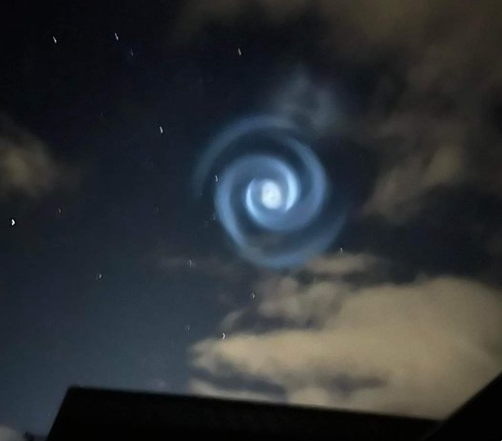 В небе Гавайев появилась загадочная синяя спираль, и никто не подтверждает, что это может быть