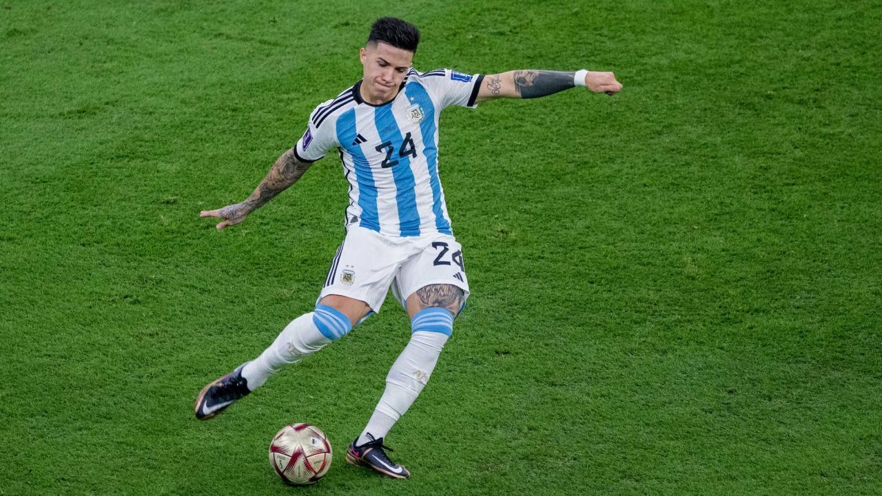 "Челси" подписали контракт с победителем Кубка мира Энцо Фернандесом на рекордную для Великобритании сумму в 132 миллиона долларов.