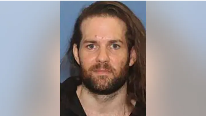 Подозреваемый в похищении людей из Орегона Бенджамин Фостер умер после многочасового противостояния с полицией.