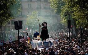 Макрон и демонстранты возобновляют эпическую борьбу.