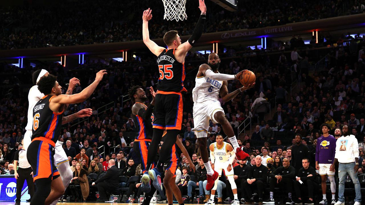 ЛеБрон Джеймс делает исторический трипл-дабл и приближается к 100 очкам до рекорда всех времен по количеству набранных очков