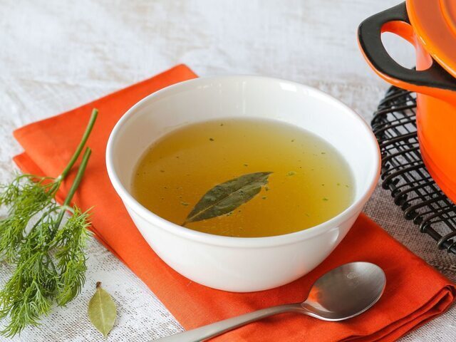 Существует много мнений, А Вы как считаете? Действительно ли бульон полезен для костей?