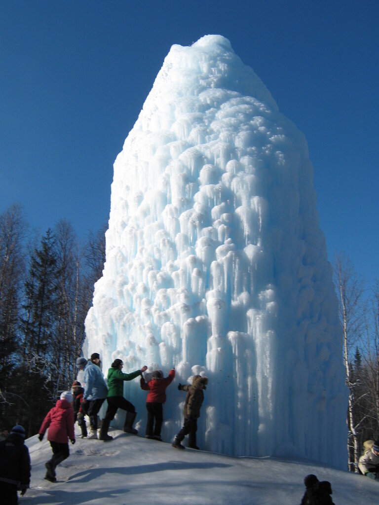 Ледяной фонтан Уванский в национальном парке Зюраткуль Челябинской области - самое романтическое место для отдыха на День всех влюбленных.
