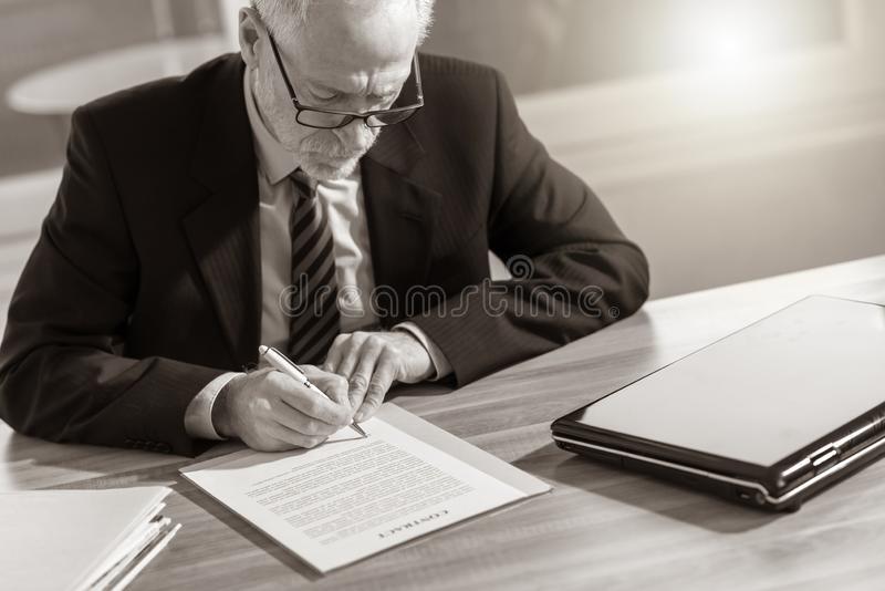 Муж-мормон решил выгнать жену из дома после 40 лет брака