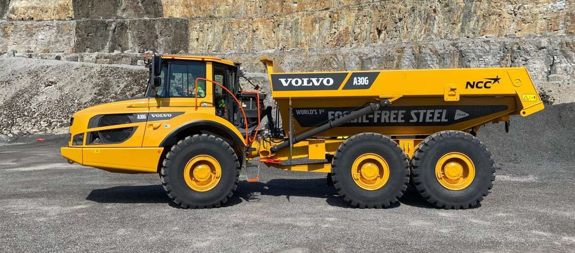 Уникальный в мире самосвал с шарнирно-сочлененной рамой на карьере NCC на юге Швеции.