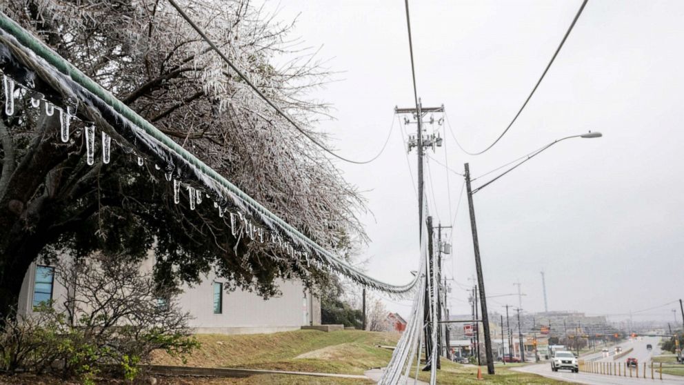 Обновления о ледяном шторме в Техасе: более 350 000 клиентов остались без электричества