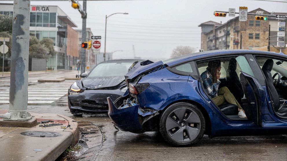Обновления о ледяном шторме в Техасе: более 350 000 клиентов остались без электричества
