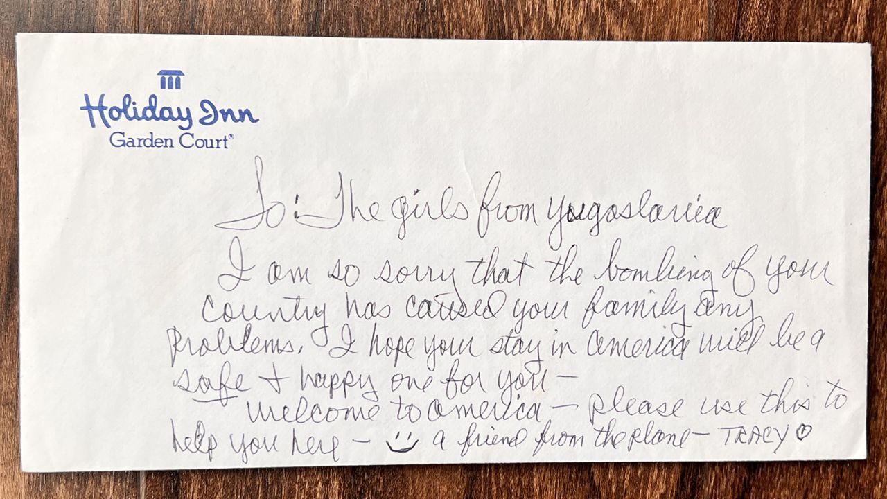 Две сестры только что воссоединились с загадочной женщиной, которая дала им 100 долларов на самолете 23 года назад