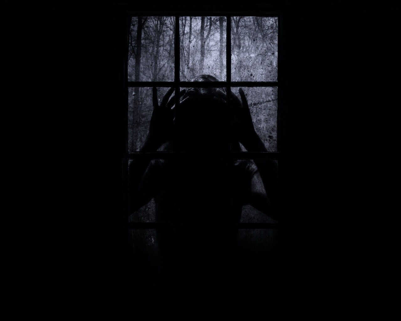 Жуткое окно. Страшное существо за окном. Окно из тьмы.