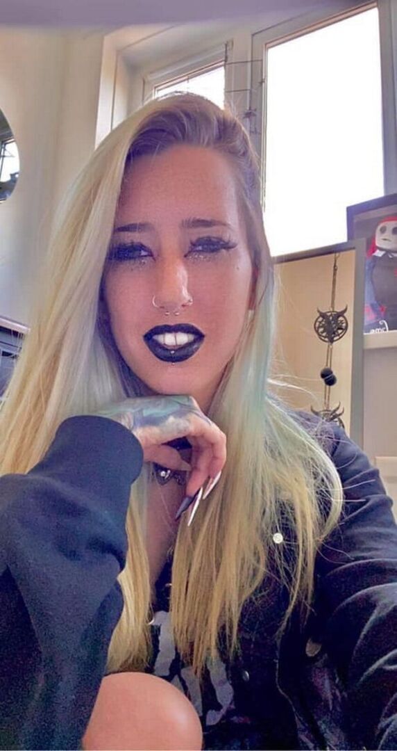 Фанатка преступлений, обвиняемая в убийстве бойфренда, имела фотографии серийных убийц на стене