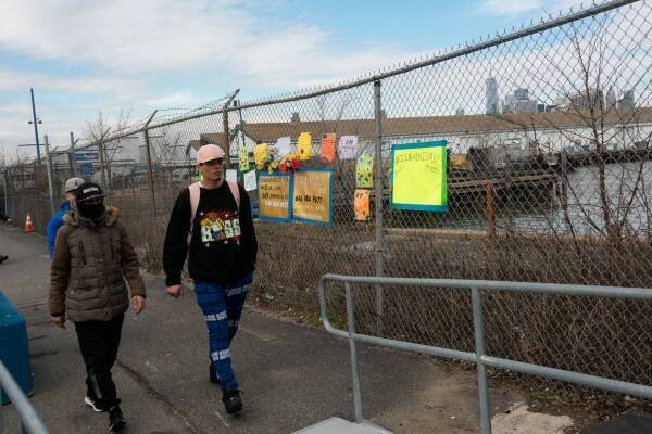 Противостояние в гостиницах Нью-Йорка утихает, так как некоторые мигранты соглашаются на койки в бруклинском мега-приюте в условиях низких температур