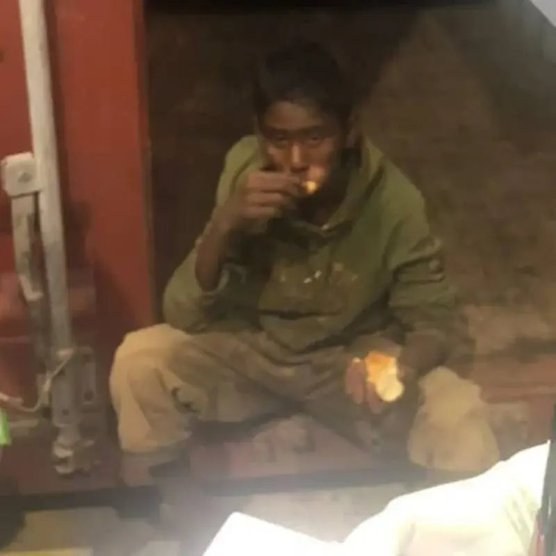 Весь мир в шоке..!!!Мальчик, играющий в прятки, был найден через шесть дней в транспортном контейнере — в другой стране