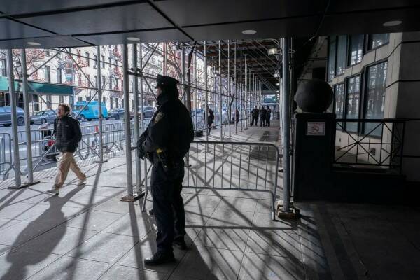 Когда мегаприют для мигрантов в Нью-Йорке заполнен более чем наполовину, Адамс подвергается нападкам за то, что направил полицейских для разгона гости