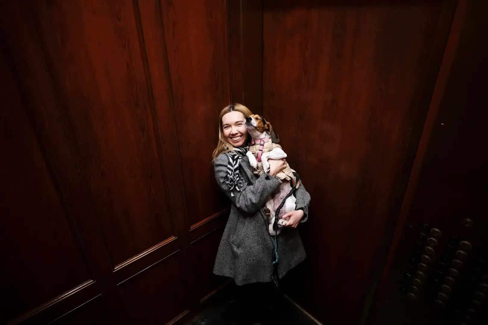 В некоторых зданиях собаки выходят с мусором! Америка сходит с УМА!!