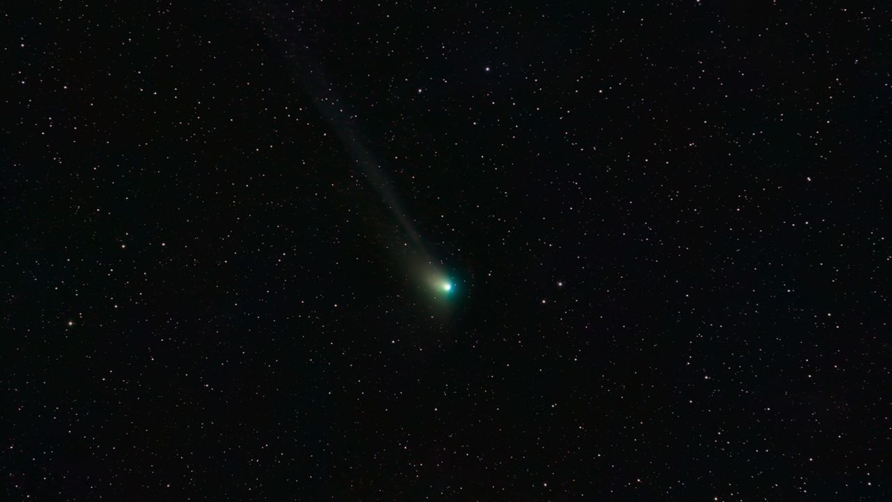 Зеленая комета, видимая в ночном небе впервые со времен каменного века, приближается к Земле