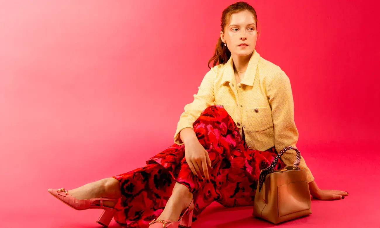 Ромкомы возвращаются, а это значит пастельные тона, маленькие кардиганы и чувство юмора.