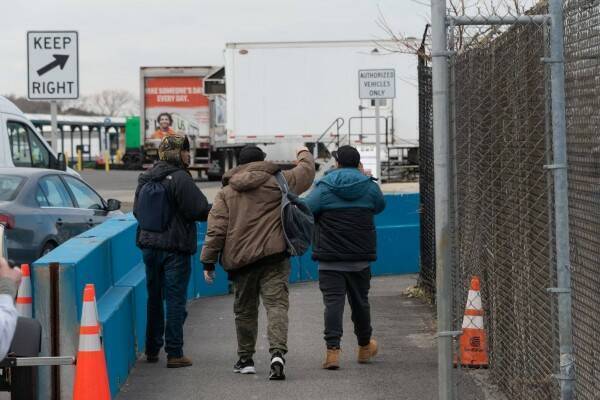 Когда мегаприют для мигрантов в Нью-Йорке заполнен более чем наполовину, Адамс подвергается нападкам за то, что направил полицейских для разгона гости
