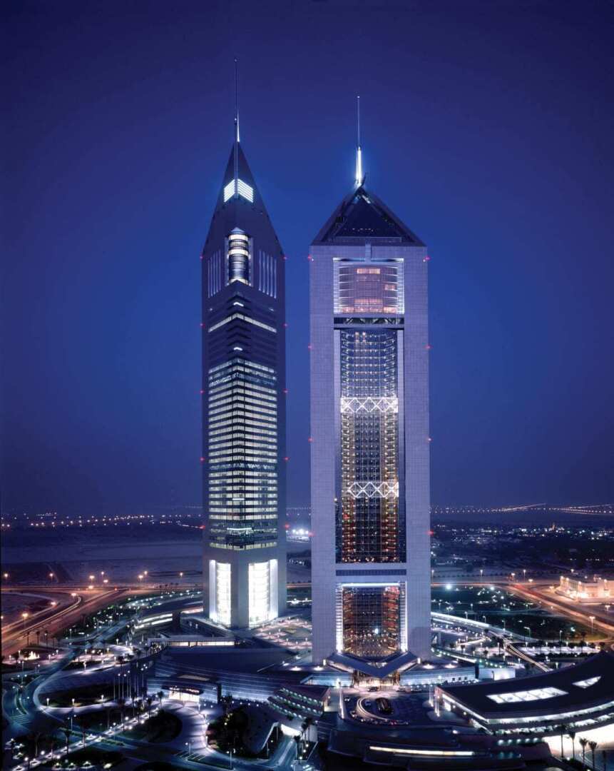 Jumeirah towers dubai. Эмиратские башни Дубай. Башни-Близнецы Emirates Park Towers. Джумейра Эмирейтс Тауэрс. Дубай здание Jumeirah Towers.