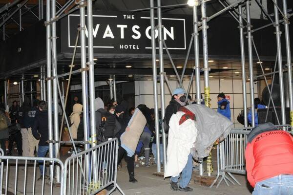 Когда мегаприют для мигрантов в Нью-Йорке заполнен более чем наполовину, Адамс подвергается нападкам за то, что направил полицейских для разгона гости