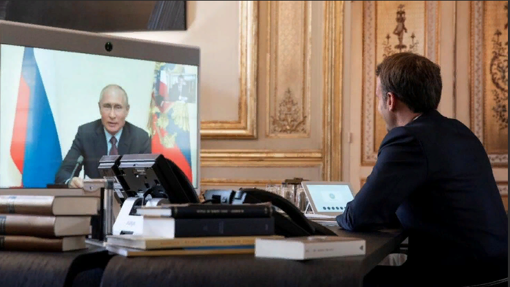 Для чего Макрон звонит Путину