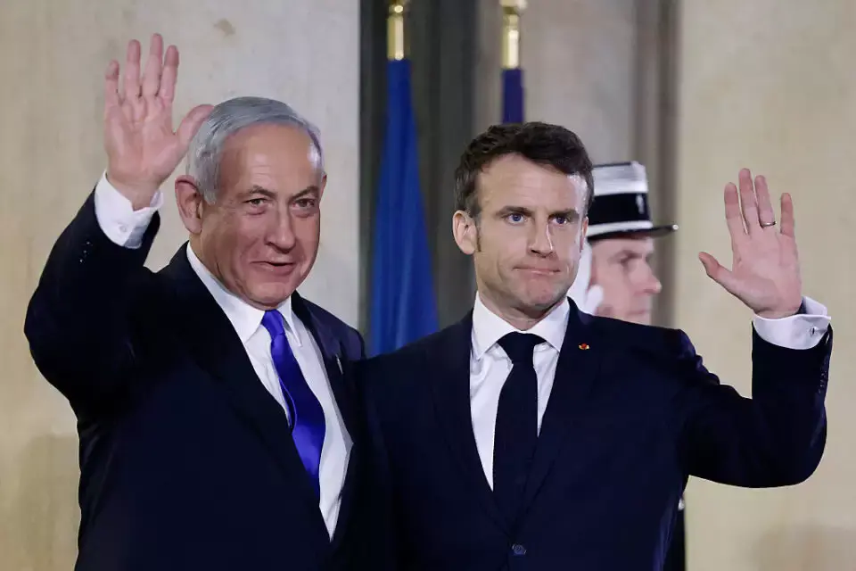 Репортаж во Франции: Макрон выразил обеспокоенность Нетаньяху по поводу правовой реформы