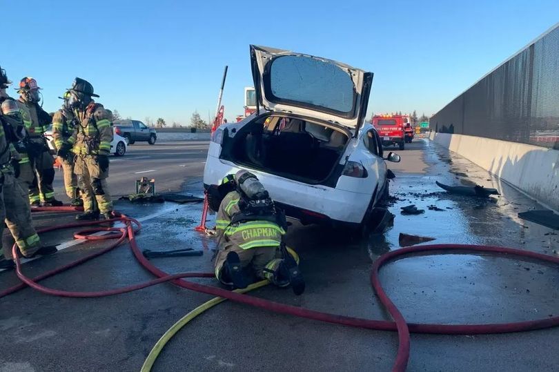 Tesla горит, а Twitter издевается над Илоном Маском, пока борятся с огнем