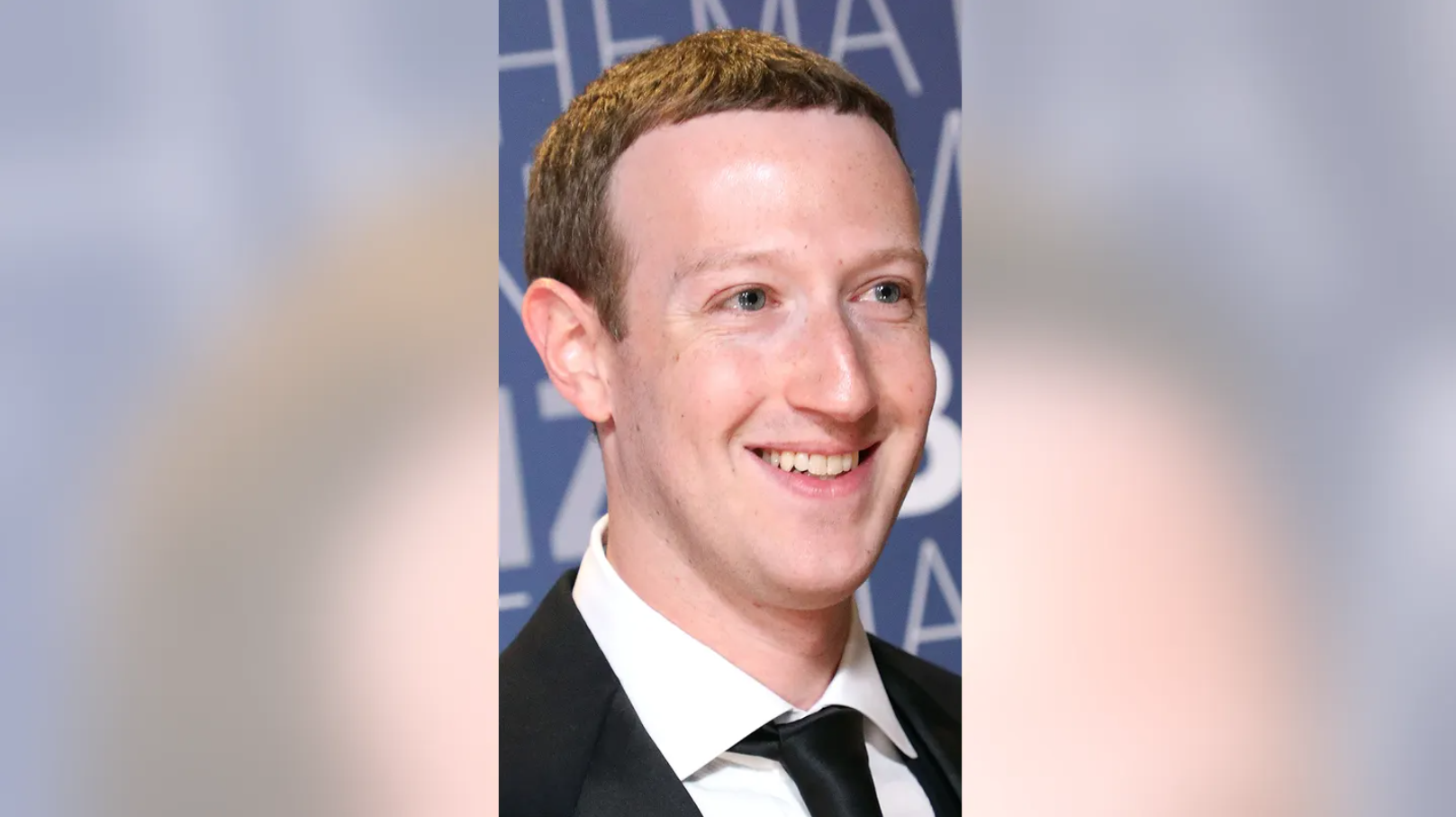 В этот исторический день, 4 февраля 2004 года, студент Гарварда Марк Цукерберг запускает Facebook<span style=