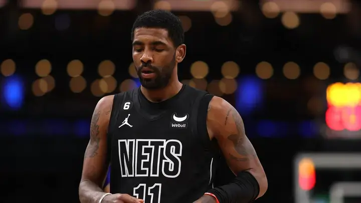 Nets держат Кайри Ирвинга на скамейке запасных, пока сделка не будет завершена до дедлайна.