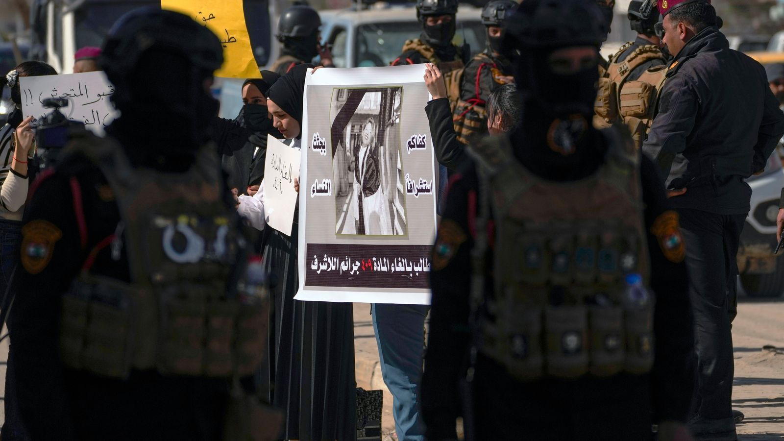 Протесты в Ираке из-за предполагаемого убийства Тибы Али,которая задушиласвоего отца.